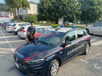 Armati di pistola minacciano madre e figlio e poi li rapinano, denunciati due 18enni