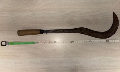 Ubriaco minaccia un 36enne con una roncola alla sagra di Pero
