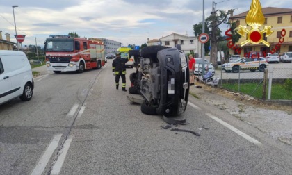 Tamponamento tra tre auto a Montebelluna, una si ribalta su un lato