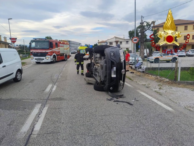 Tamponamento tra tre auto a Montebelluna, una si ribalta su un lato