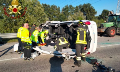 Auto urta un trattore e si ribalta sul lato, tranciato il tettuccio per liberare il conducente