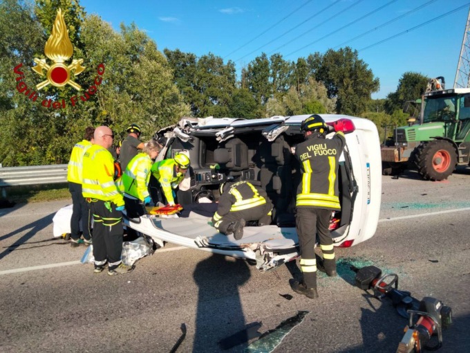 Auto urta un trattore e si ribalta sul lato, tranciato il tettuccio per liberare il conducente