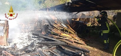 Incendio a Miane, in fiamme un ricovero attrezzi