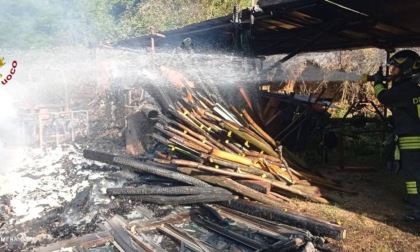 Incendio a Miane, in fiamme un ricovero attrezzi