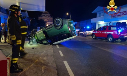 Perde il controllo dell'auto ed esce fuori strada, ferita una ragazza