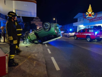 Perde il controllo dell’auto ed esce fuori strada, ferita una ragazza