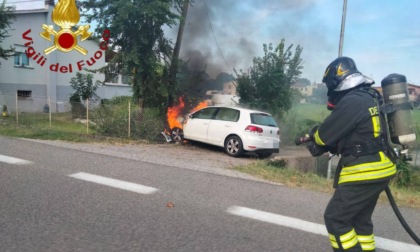 Si schianta contro un palo, poi l'auto prende fuoco: ferito il conducente