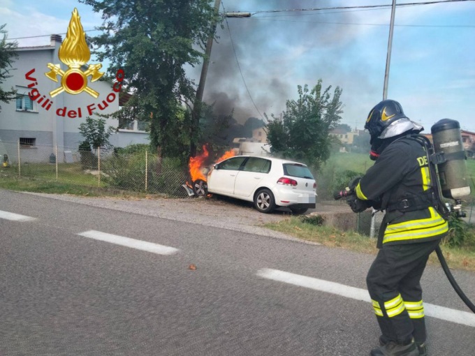 Si schianta contro un palo, poi l’auto prende fuoco: ferito il conducente
