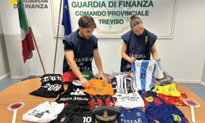 Capi contraffatti quasi identici agli originali: sequestrati 244 articoli, tra cui tante maglie da calcio