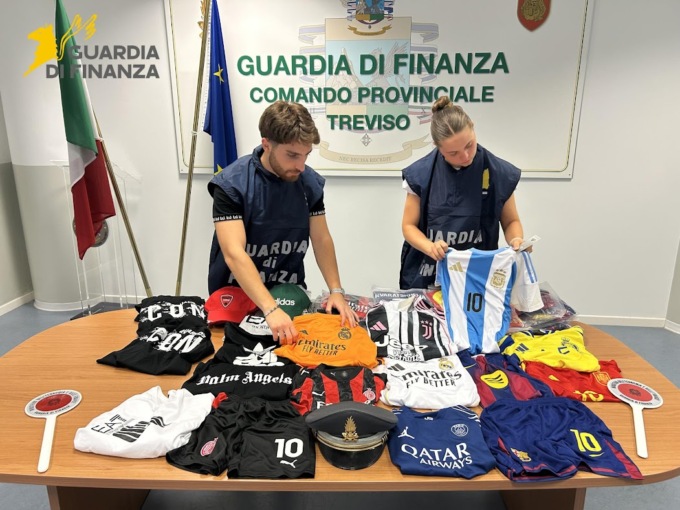 Capi contraffatti quasi identici agli originali: sequestrati 244 articoli, tra cui tante maglie da calcio