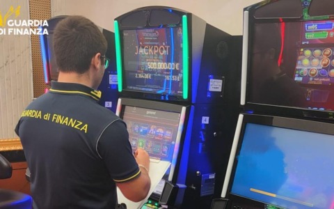 Gioco d’azzardo irregolare in un locale in provincia di Treviso, multe per 60mila euro