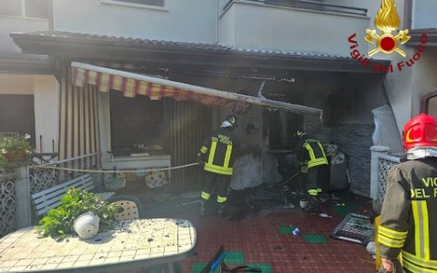 A fuoco l’ingresso di un’abitazione a Istrana
