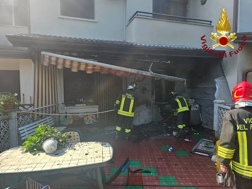 A fuoco l’ingresso di un’abitazione a Istrana