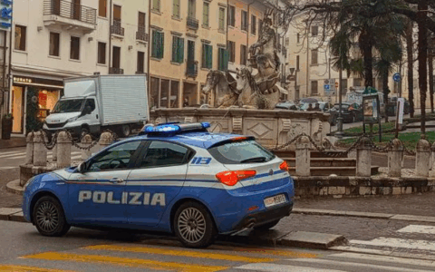 Minaccia la moglie con un coltello: arrestato un 50enne