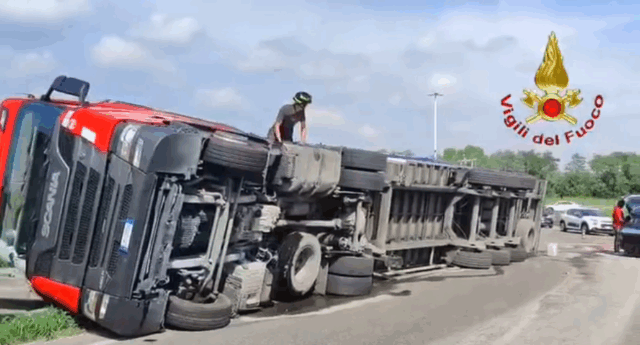 Autoarticolato si ribalta a una rotonda a Castelfranco Veneto