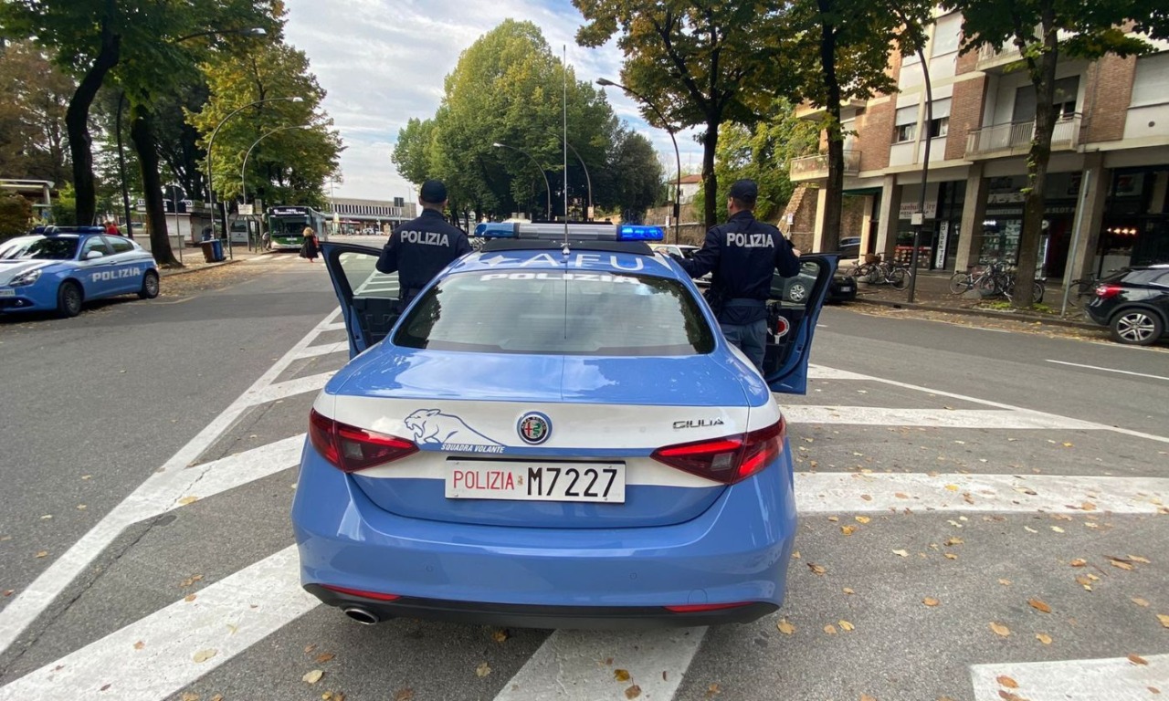 Scappano dal posto di blocco, ma la Polizia li ferma. Poi la scoperta: l’auto Opel Corsa era rubata