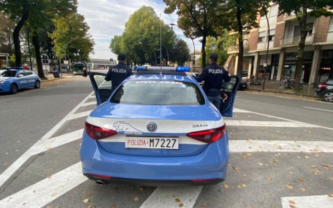 Scappano dal posto di blocco, ma la Polizia li ferma. Poi la scoperta: l’auto Opel Corsa era rubata