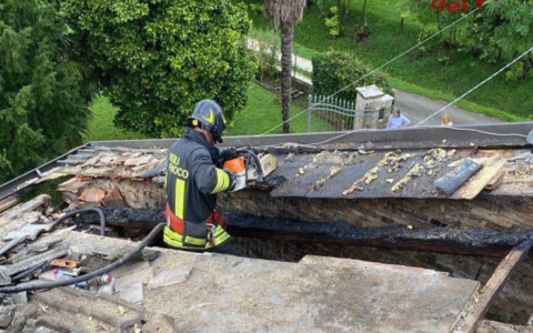 Incendio Tetto a Villorba, Danni alla Copertura di un’Abitazione