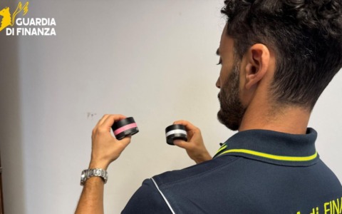 Blitz in un centro estetico a Conegliano, sequestrati gel tossici per unghie e scoperti tre lavoratori in nero