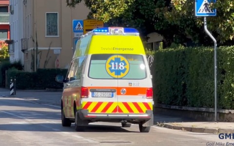 Ubriaco chiama il 118, poi aggredisce i soccorritori. Dottoressa si rifugia in bagno