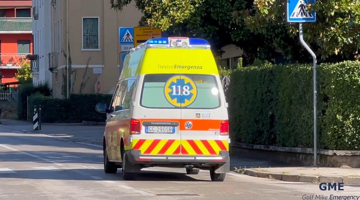 Ubriaco chiama il 118, poi aggredisce i soccorritori. Dottoressa si rifugia in bagno
