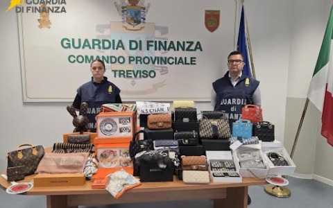 Sequestrati in un garage di Carbonera 658 tra abiti e accessori contraffatti del valore di 100mila euro