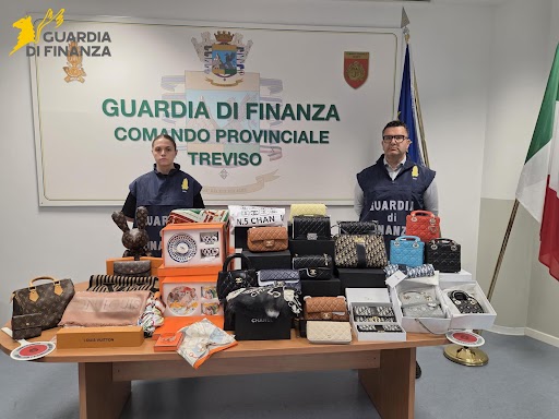 Sequestrati in un garage di Carbonera 658 tra abiti e accessori contraffatti del valore di 100mila euro