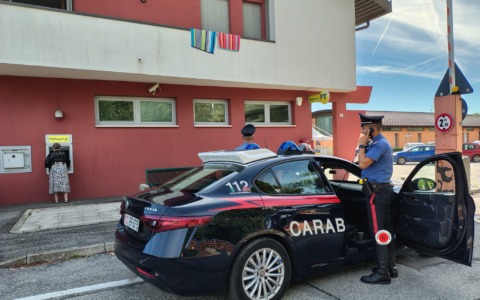 Rapina al bancomat, 50enne colpita con schiaffi e spray urticante