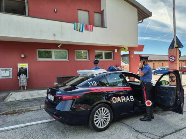 Rapina al bancomat, 50enne colpita con schiaffi e spray urticante