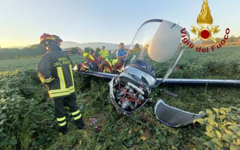 Ultraleggero precipita in un campo, due feriti estratti dai Vigili del Fuoco
