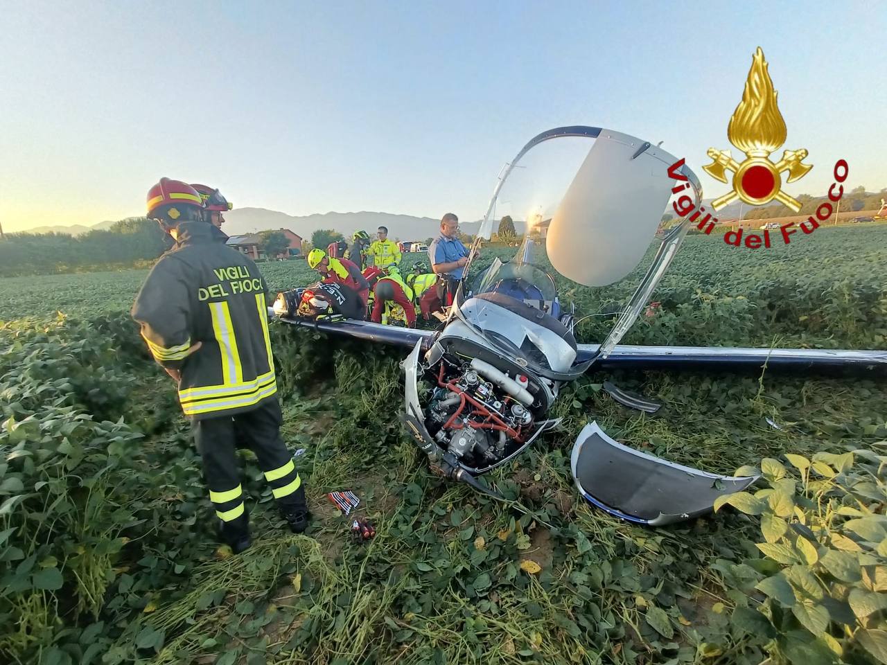 Ultraleggero precipita in un campo, due feriti estratti dai Vigili del Fuoco