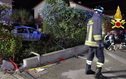 Auto fuori controllo finisce in un giardino privato