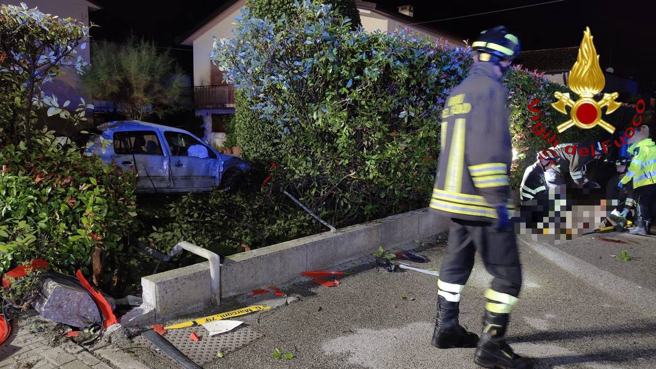 Auto fuori controllo finisce in un giardino privato