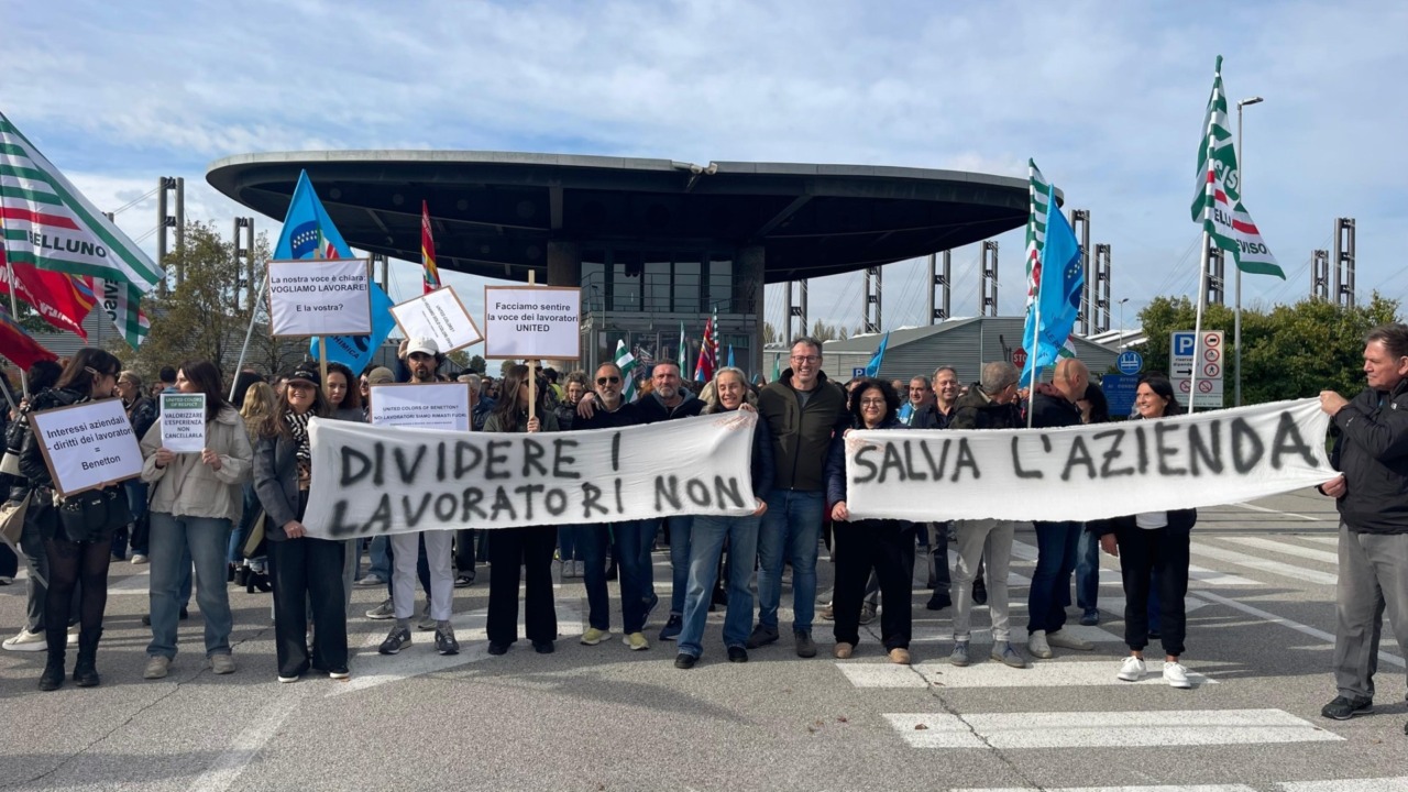 Sciopero alla Benetton di Villorba: 350 lavoratori incrociano le braccia, il primo dopo trent’anni