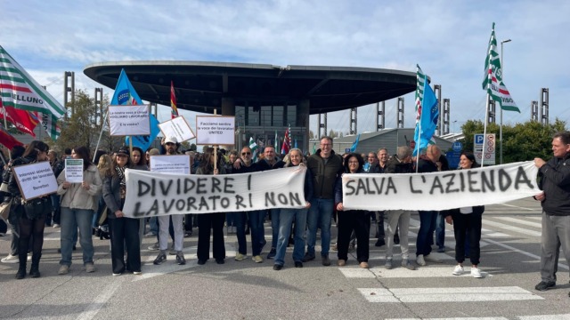 Sciopero alla Benetton di Villorba: 350 lavoratori incrociano le braccia, il primo dopo trent’anni