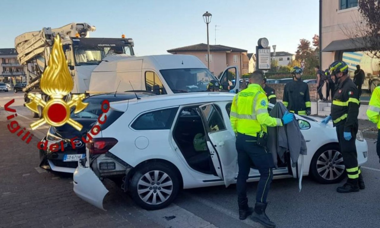 Quattro auto, un furgone e una betoniera si sono scontrate a Casale sul Sile: cinque feriti
