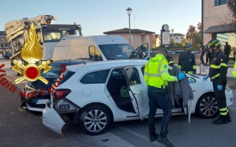 Quattro auto, un furgone e una betoniera si sono scontrate a Casale sul Sile: cinque feriti