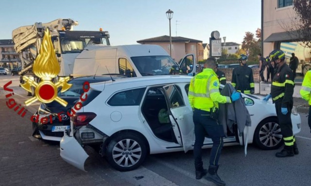 Quattro auto, un furgone e una betoniera si sono scontrate a Casale sul Sile: cinque feriti
