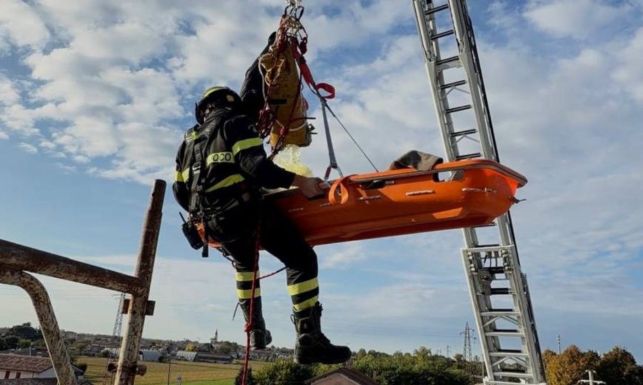 Ha un malore sull’impalcatura, operaio salvato a 15 metri d’altezza dai vigili del fuoco