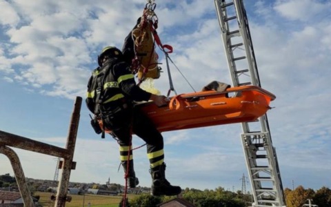 Ha un malore sull’impalcatura, operaio salvato a 15 metri d’altezza dai vigili del fuoco