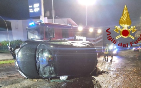 Auto si ribalta di lato a Conegliano: ferita un’85enne