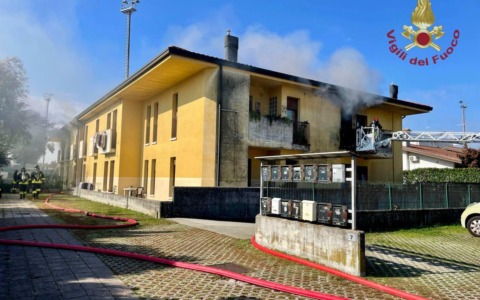 Fiamme in una palazzina a Ponzano Veneto: cinque intossicati