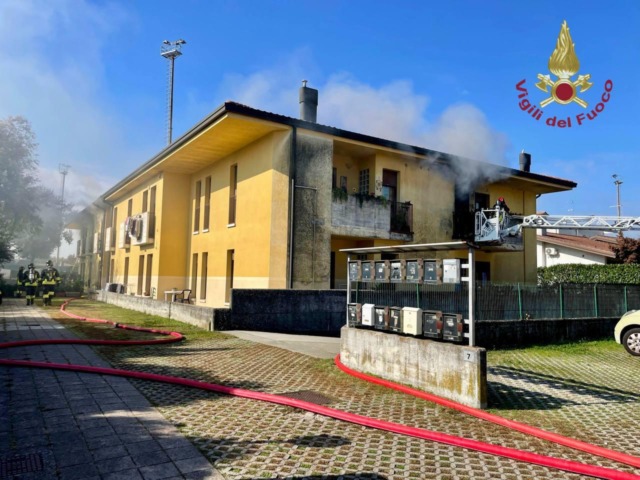 Fiamme in una palazzina a Ponzano Veneto: cinque intossicati
