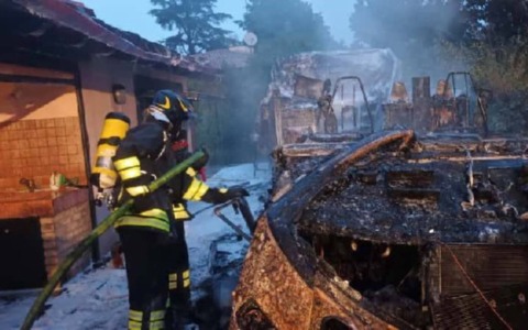 Camper in fiamme nel giardino di un’abitazione a Oderzo