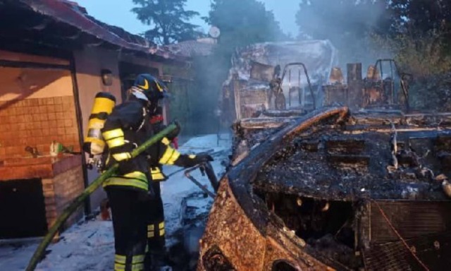 Camper in fiamme nel giardino di un’abitazione a Oderzo