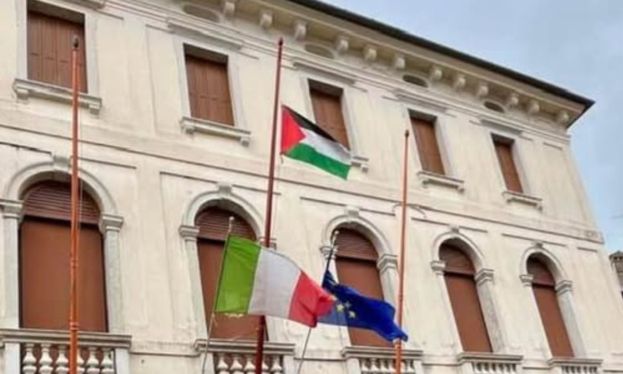 La bandiera palestinese sul municipio di Asolo: “Un segnale contro l’indifferenza”, ma scoppia la polemica
