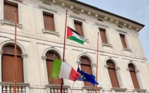 La bandiera palestinese sul municipio di Asolo: “Un segnale contro l’indifferenza”, ma scoppia la polemica