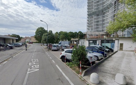 Blitz antidroga in via Pisa, pusher 32enne beccato mentre cedeva cocaina a un giovane