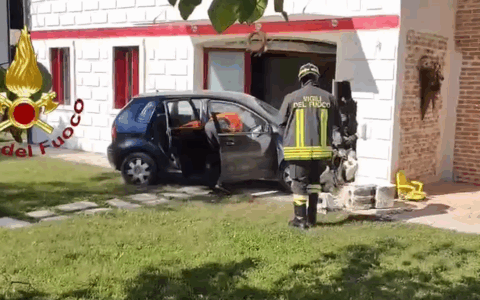Auto sbanda e va a sbattere contro un’abitazione a Riese Pio X