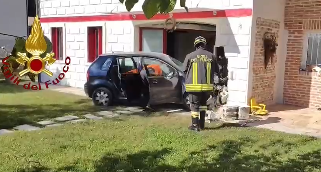 Auto sbanda e va a sbattere contro un’abitazione a Riese Pio X